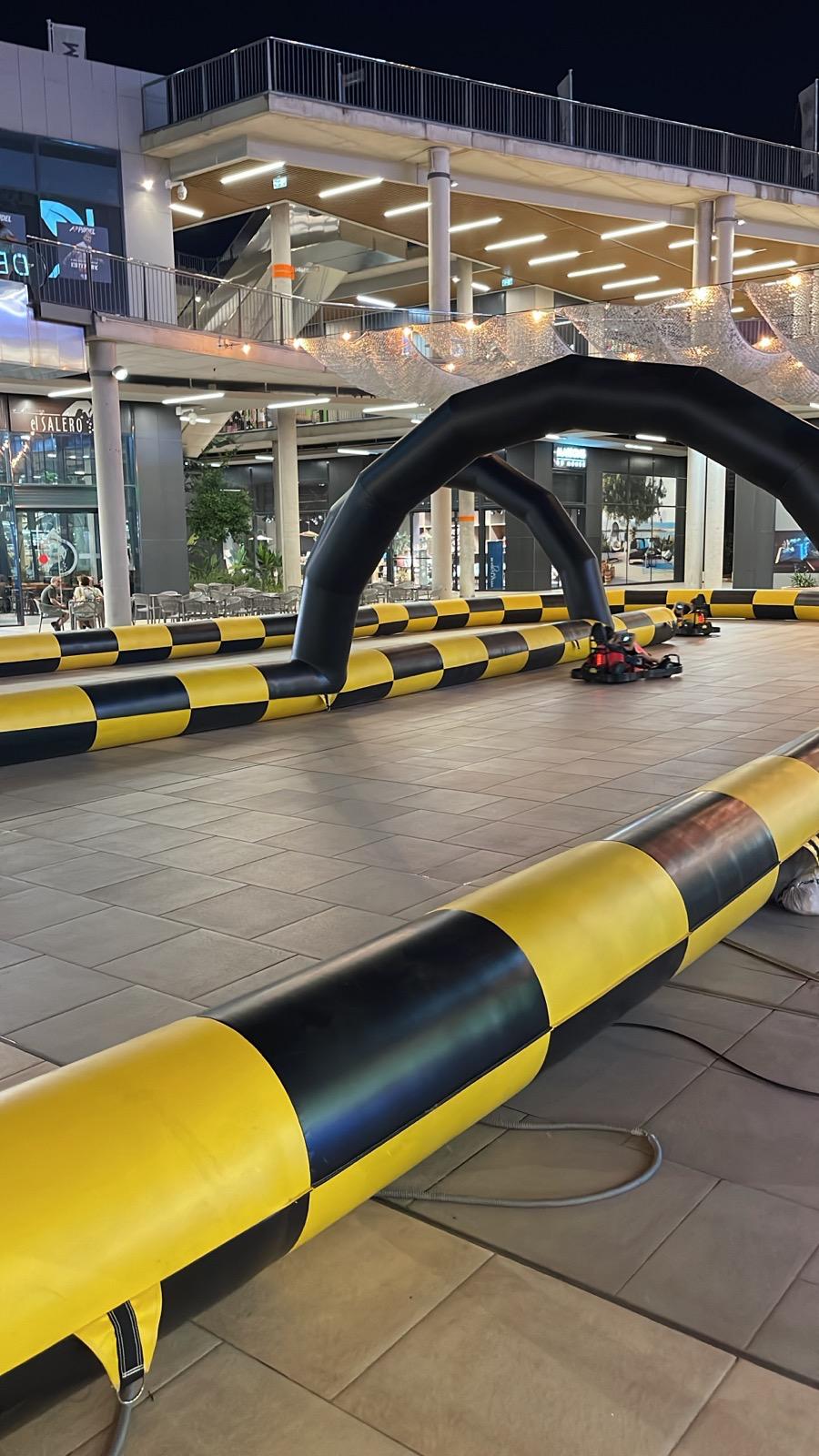 Circuito hinchable de cars electricos instalado en un centro comercial